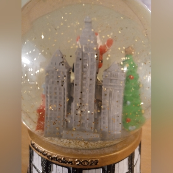 Bloomingdale's Musical Christmas Snow Globe plays to the tune "Jingle Bells" - Picture 6 of 9